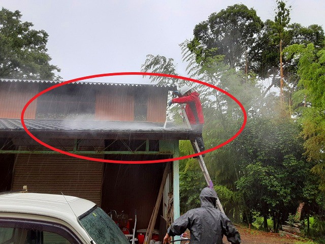 高圧洗浄をしている様子